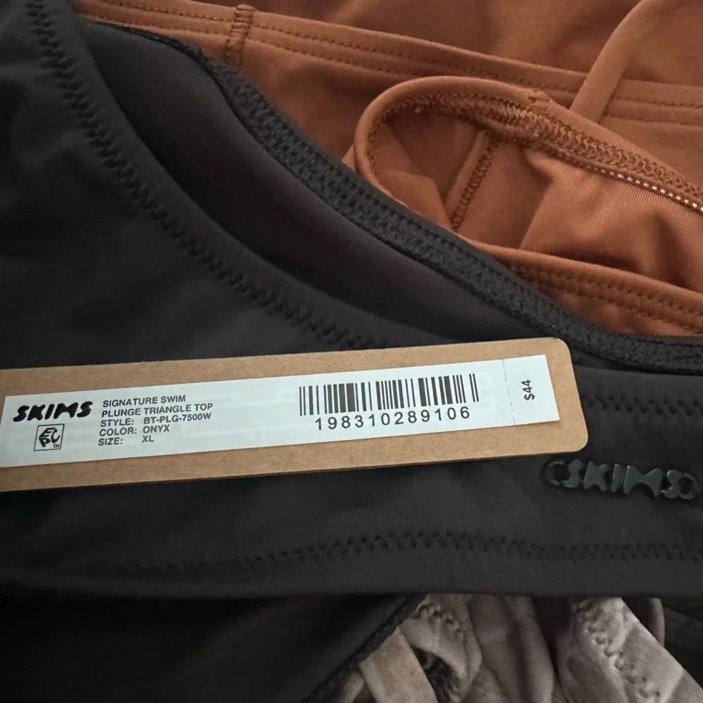 Sw14. Skims XL signature swim plunge triangle top onyx black nwt 😎